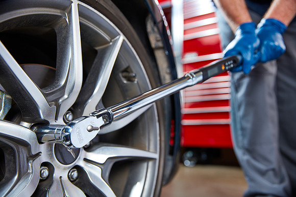 Torque wrench on lug nut